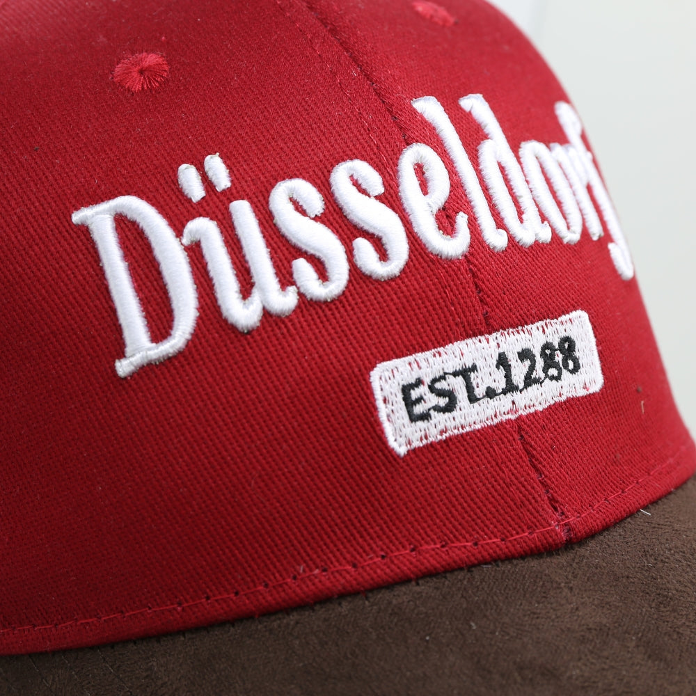Amend Souvenir Rote Leder-Cap mit Düsseldorf-Motiv auf der Vorderseite – Germany Souvenir