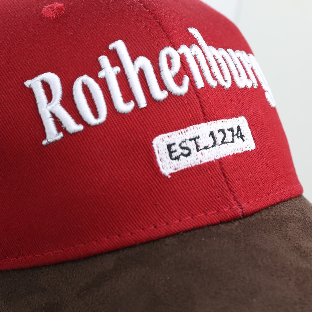 Amend Souvenir Rote Leder-Cap mit Rothenburg-Motiv auf der Vorderseite – Germany Souvenir