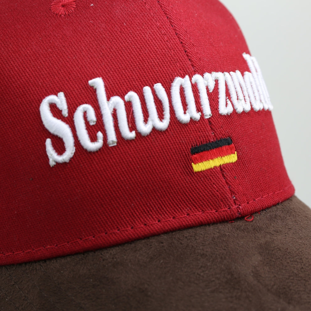 Rote Leder-Cap mit Schwarzwald-Motiv auf der Vorderseite – Germany Souvenir