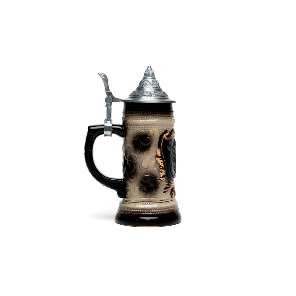 Kleiner Bierkrug mit Germany-Plakette – traditionelles Deutschland Souvenir