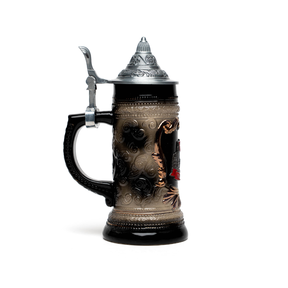 Mittelgroßer Bierkrug mit Frankfurt-Plakette – klassisches Deutschland Souvenir