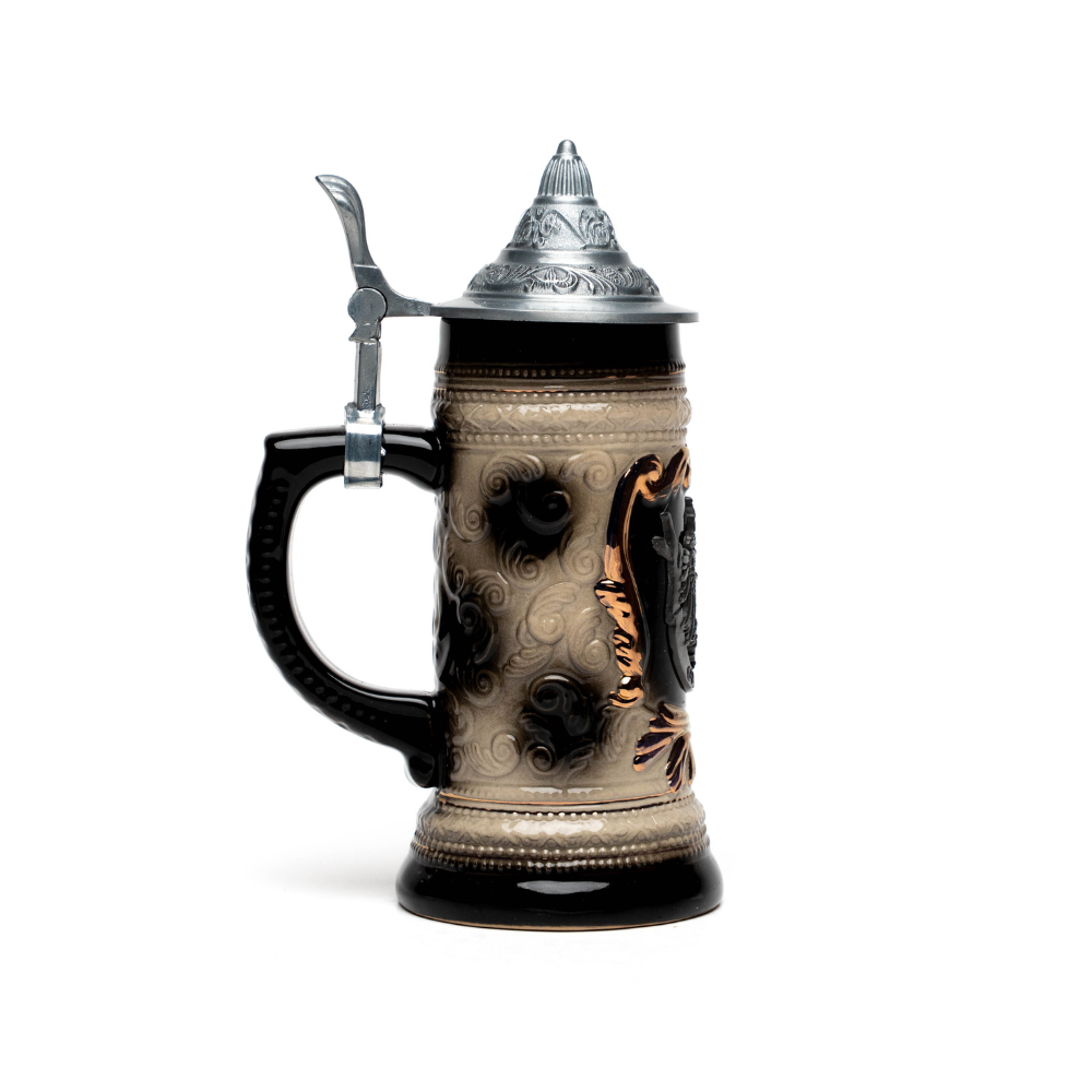Mittelgroßer Bierkrug mit Germany-Plakette – traditionelles Deutschland Souvenir