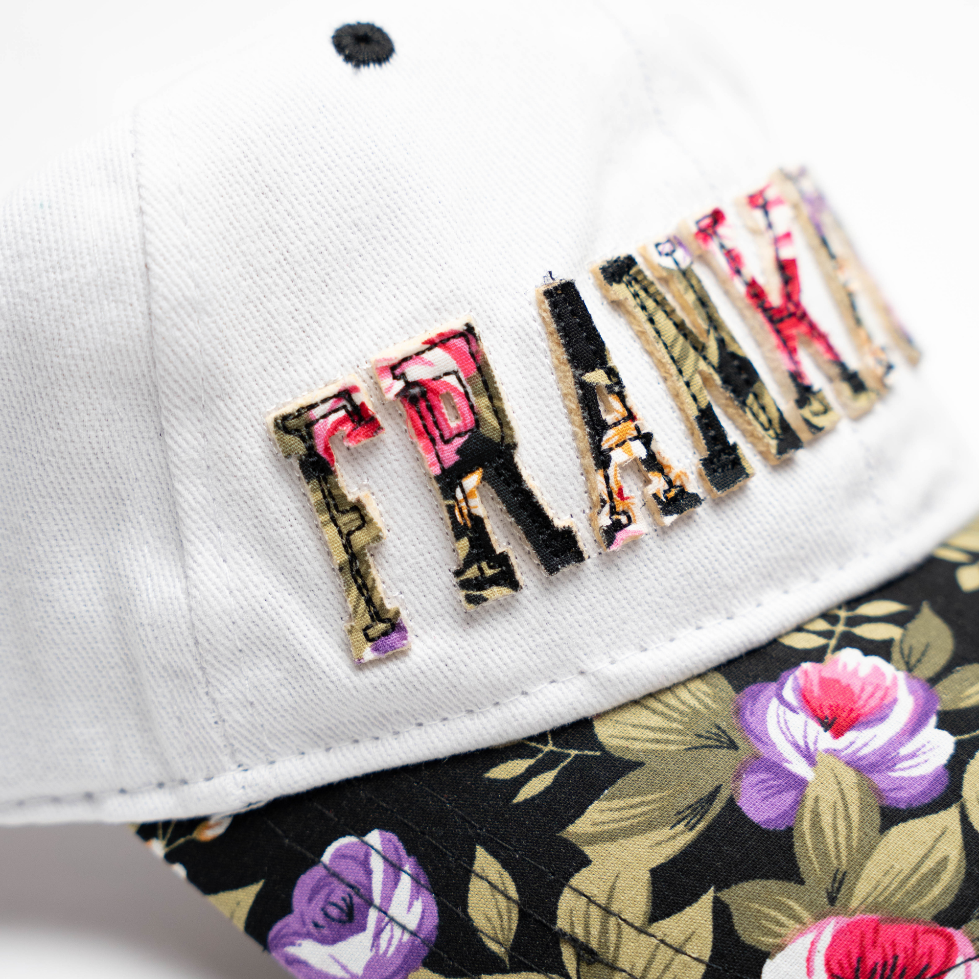 Weiße Cap mit Frankfurt-Schriftzug und Blumenmotiv – Deutschland Souvenir