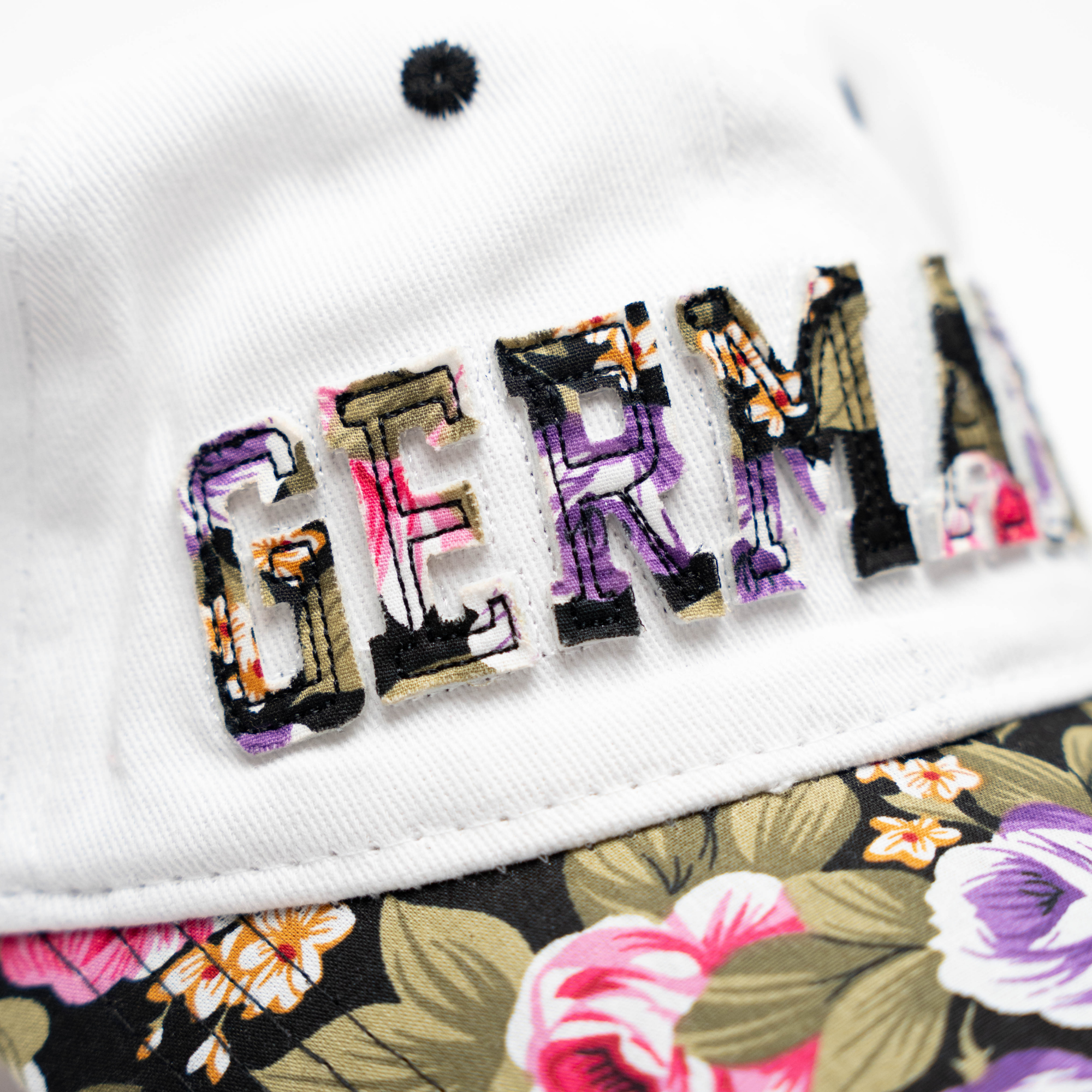 Weiße Cap mit Germany-Schriftzug und Blumenmotiv – Deutschland Souvenir