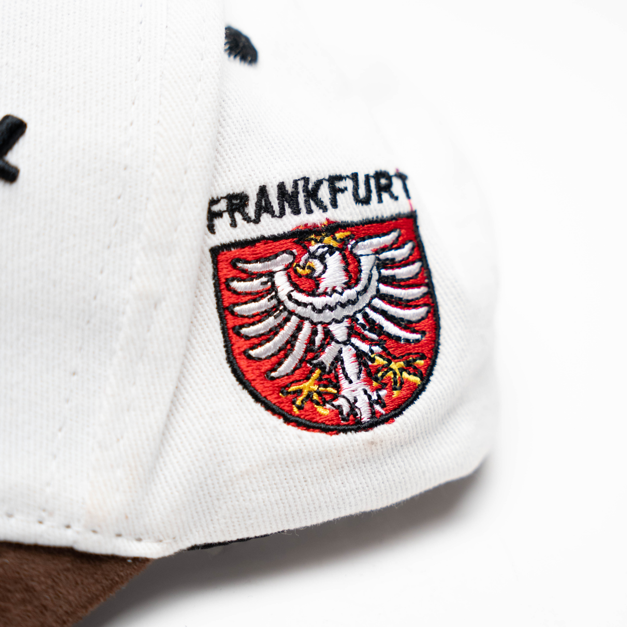 Weiße Leder-Cap mit Frankfurt-Wappen – Deutschland Souvenir
